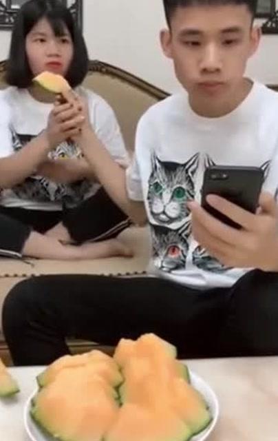 网红弟弟吃瓜图片搞笑版,萌态十足引网友爆笑 第1张 网红弟弟吃瓜图片搞笑版,萌态十足引网友爆笑 第1张